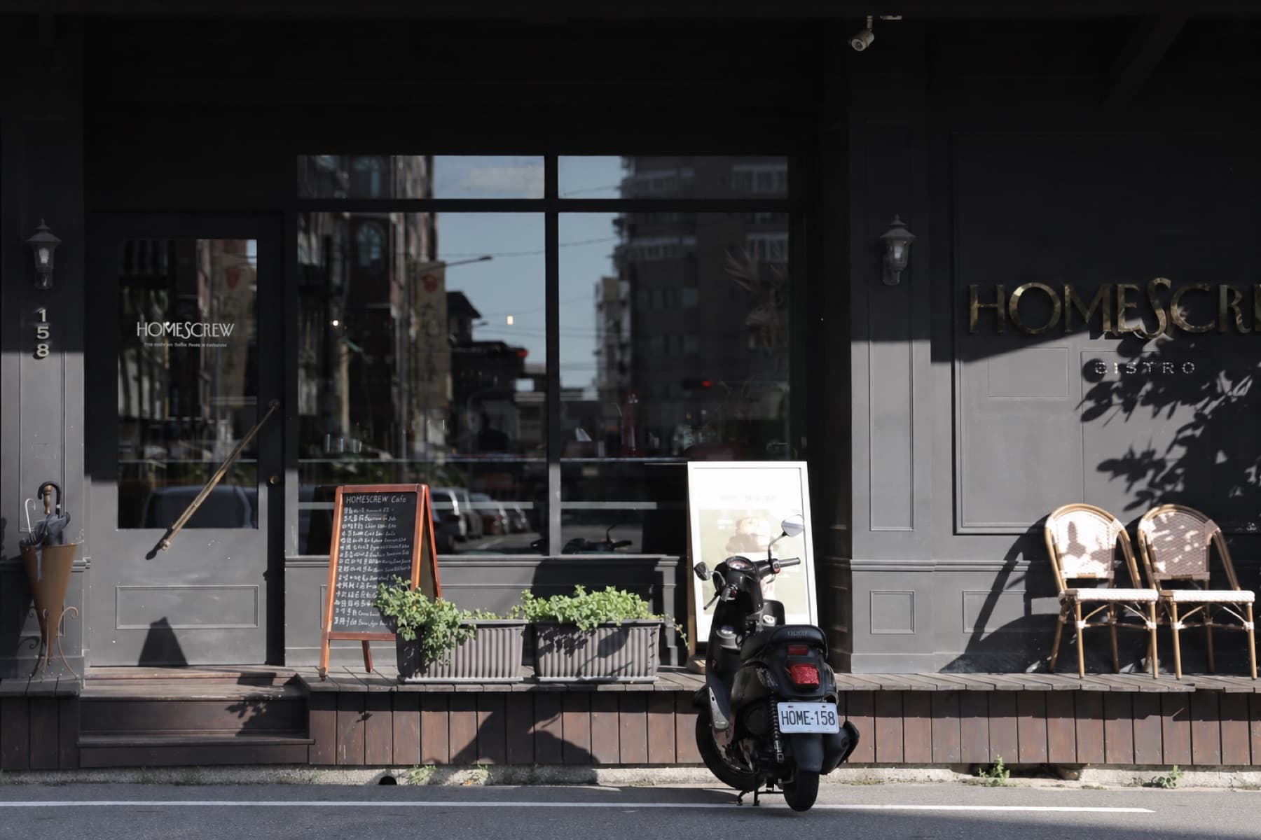 Homescrew Cafe 門面照片，機車車牌為 HOME-158